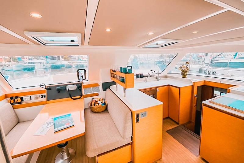 13 Nautitech40Open CocinaDinette
