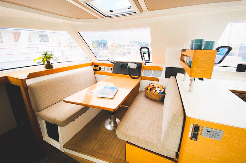 14 Nautitech40Open Dinette