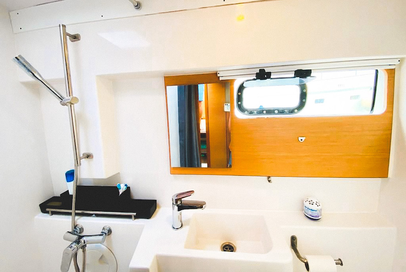 17 Nautitech40Open Baño